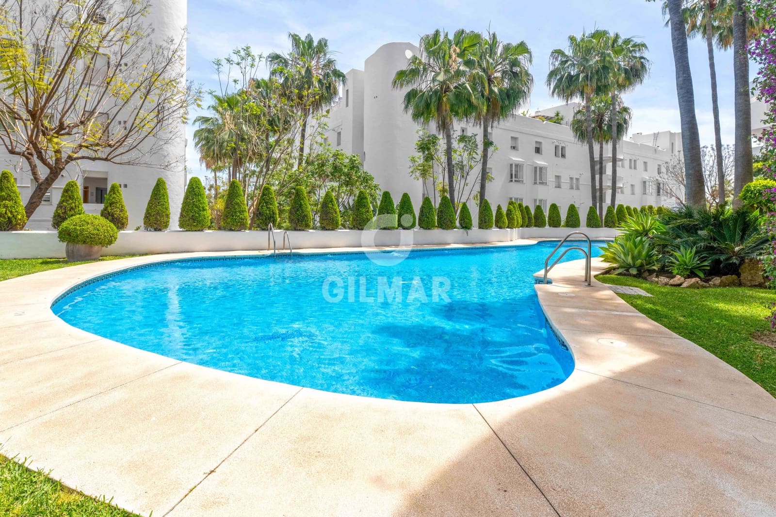 Ático de 2 habitaciones en Marbella en venta con piscina garaje - 815.000 € (Ref: 9827688)