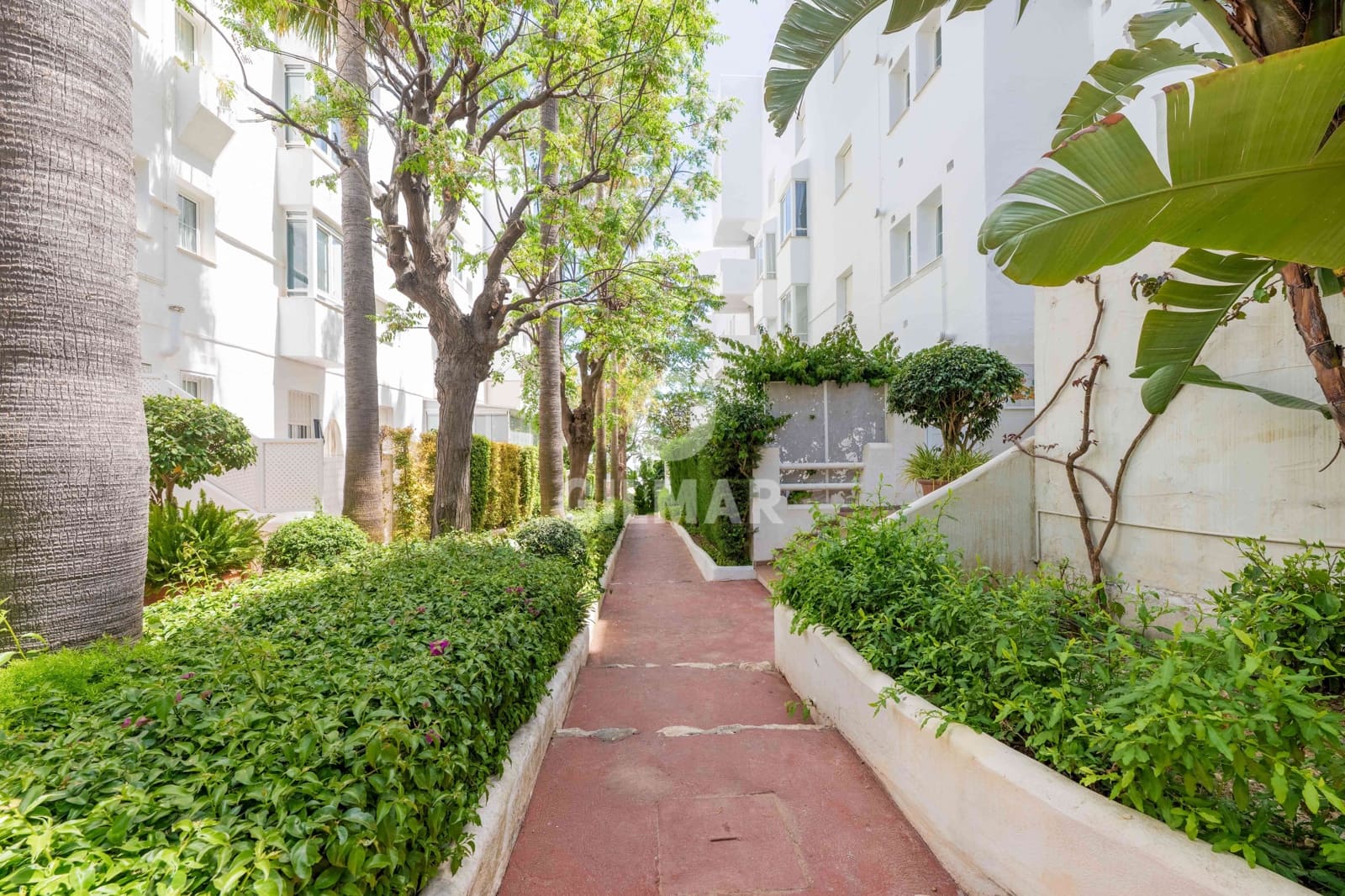 Ático de 2 habitaciones en Marbella en venta con piscina garaje - 815.000 € (Ref: 9827688)