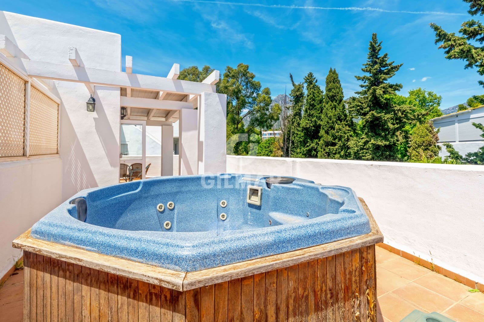 Ático de 2 habitaciones en Marbella en venta con piscina garaje - 815.000 € (Ref: 9827688)