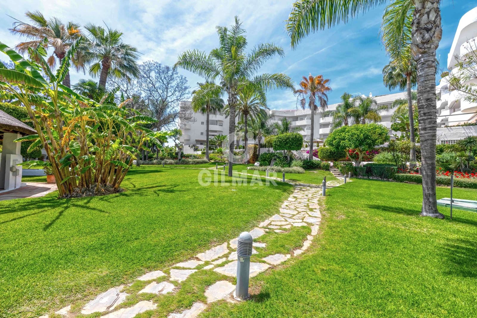Ático de 2 habitaciones en Marbella en venta con piscina garaje - 815.000 € (Ref: 9827688)