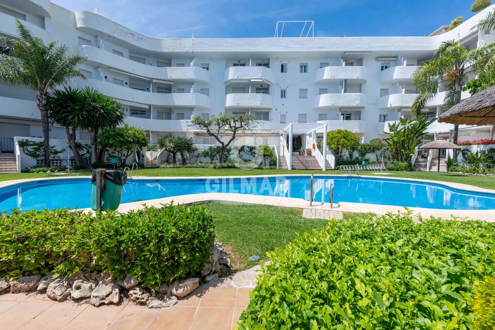 Ático de 2 habitaciones en Marbella en venta con piscina garaje - 815.000 € (Ref: 9827688)
