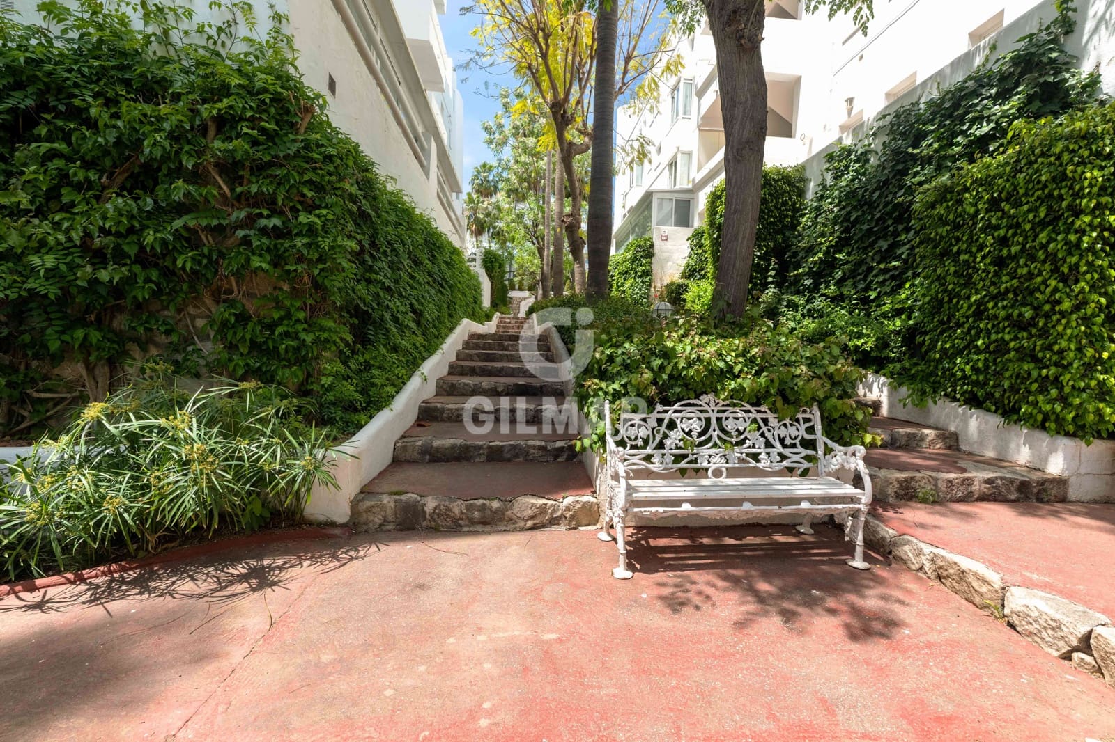 Ático de 2 habitaciones en Marbella en venta con piscina garaje - 815.000 € (Ref: 9827688)