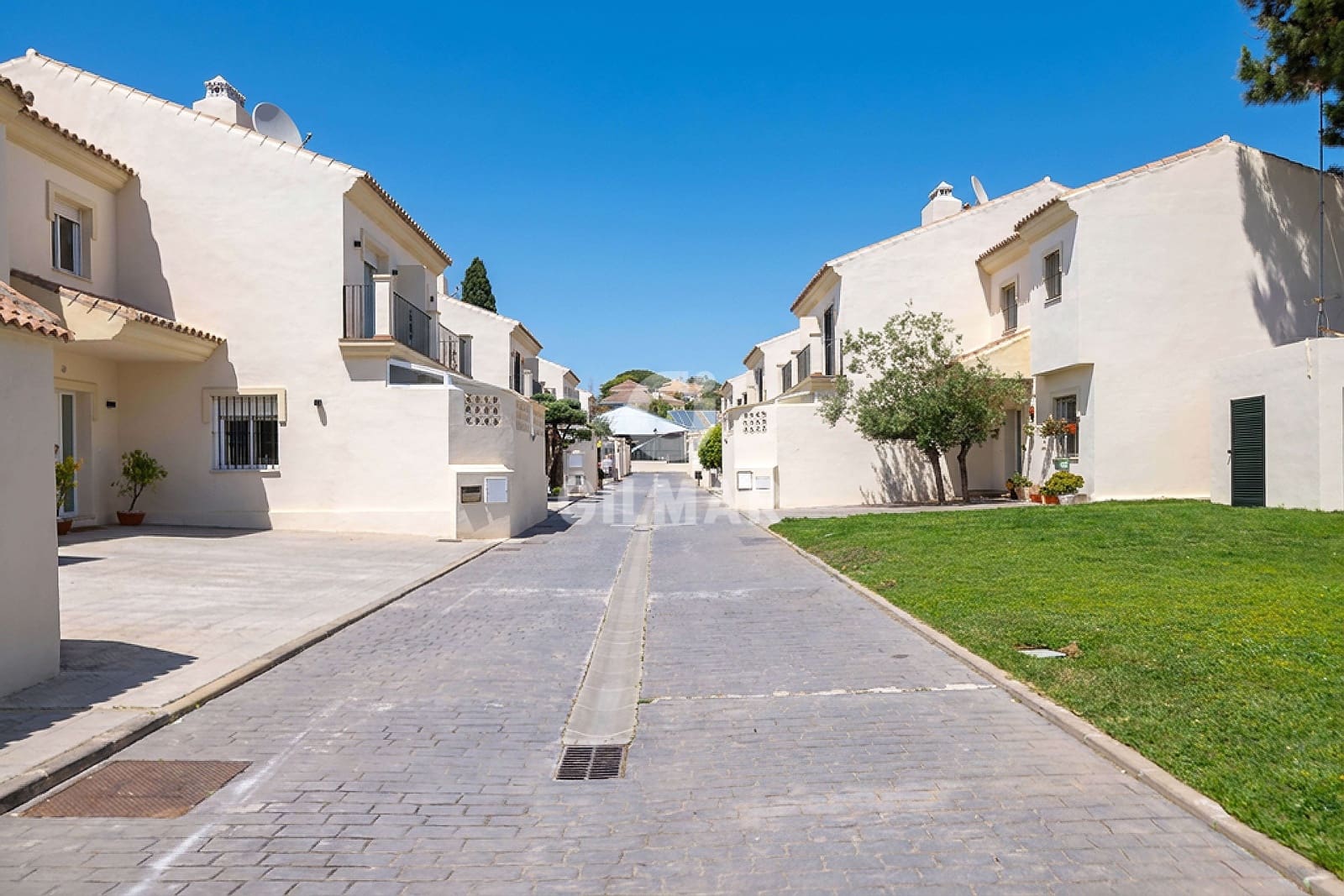 4 bedroom Terraced Villa for sale in Marbella with pool garage - € 790,000 (Ref: 9832327)