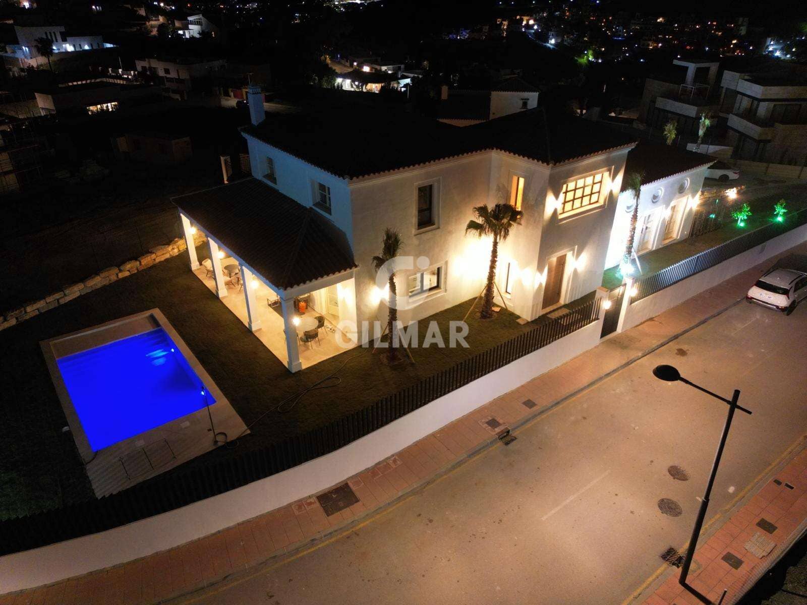 4 soveværelse Villa til salg i Estepona med swimmingpool garage - € 2.195.000 (Ref: 9850601)