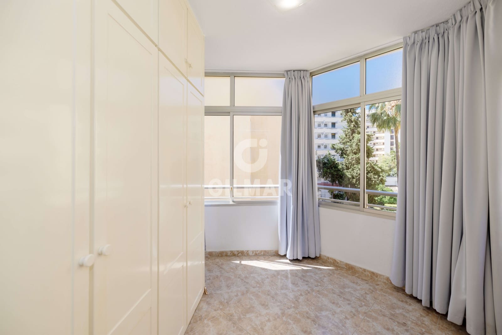 3 sypialnia Mieszkanie na sprzedaż w Marbella z basenem garażem - 640 000 € (Ref: 9850604)