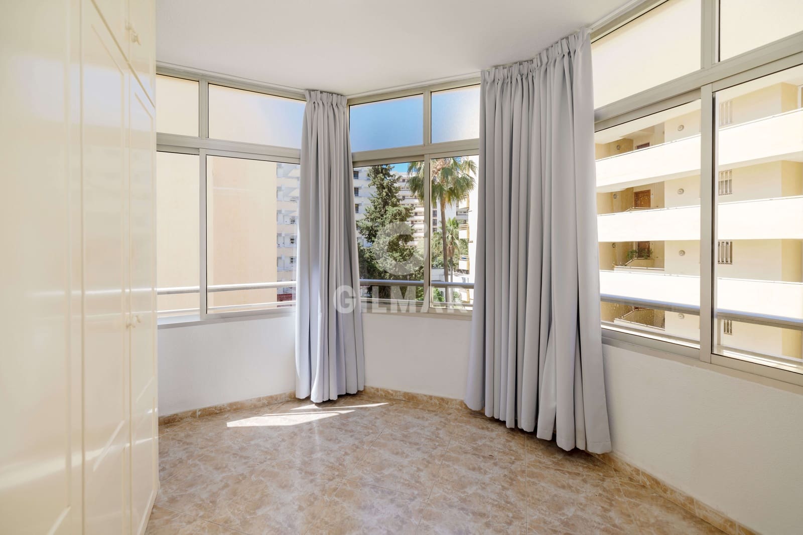 3 sypialnia Mieszkanie na sprzedaż w Marbella z basenem garażem - 640 000 € (Ref: 9850604)