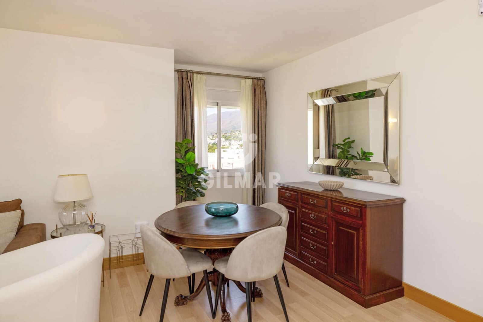Piso de 3 habitaciones en Estepona en venta con piscina - 1.050.000 € (Ref: 9855945)