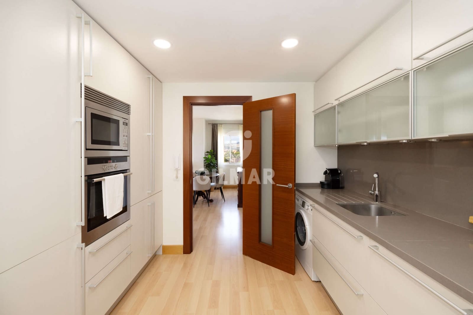 Piso de 3 habitaciones en Estepona en venta con piscina - 1.050.000 € (Ref: 9855945)