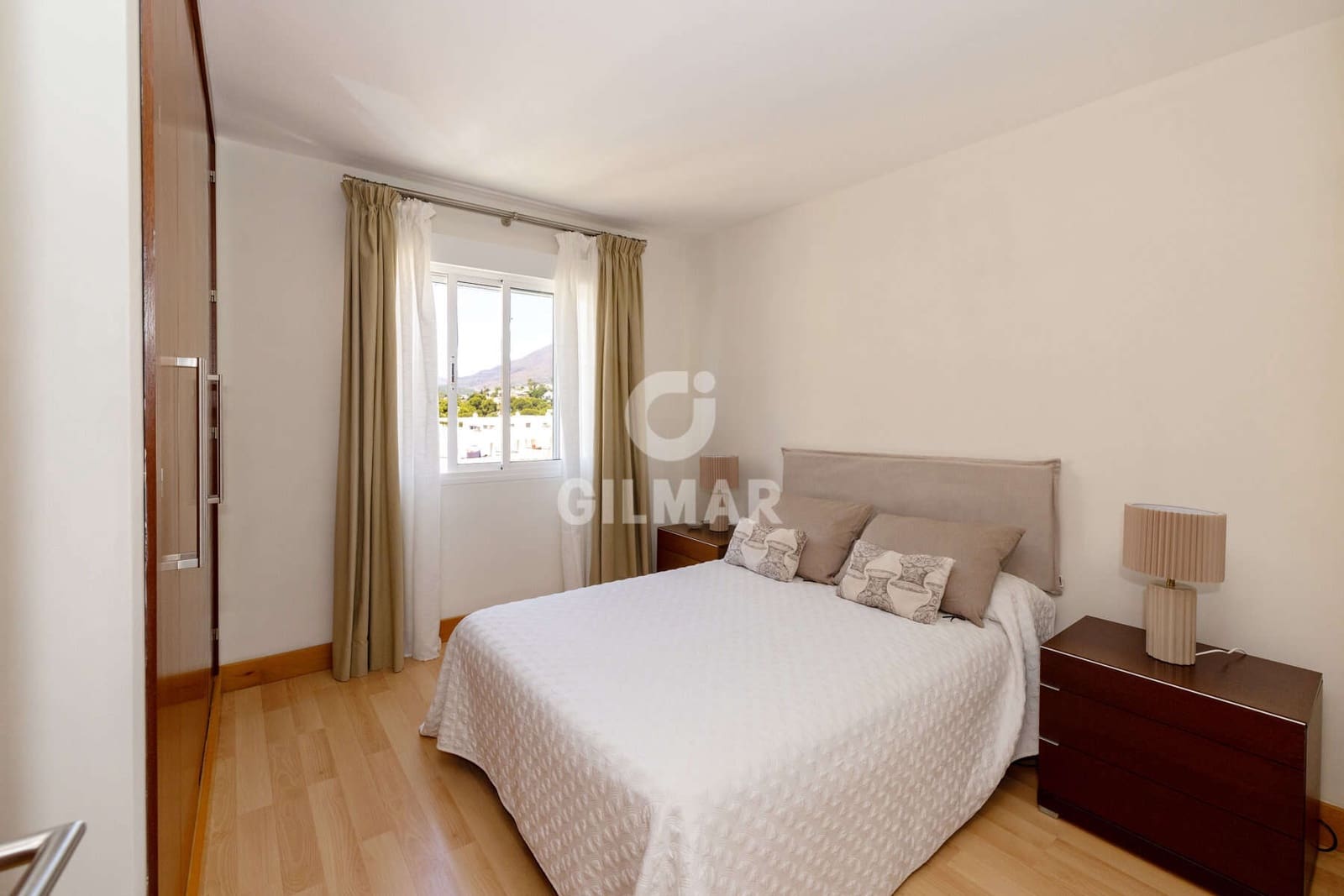Piso de 3 habitaciones en Estepona en venta con piscina - 1.050.000 € (Ref: 9855945)