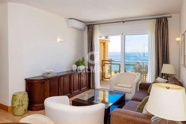 Piso de 3 habitaciones en Puerto de Estepona, Estepona en venta con piscina - 1.050.000 € (Ref: 9855945)