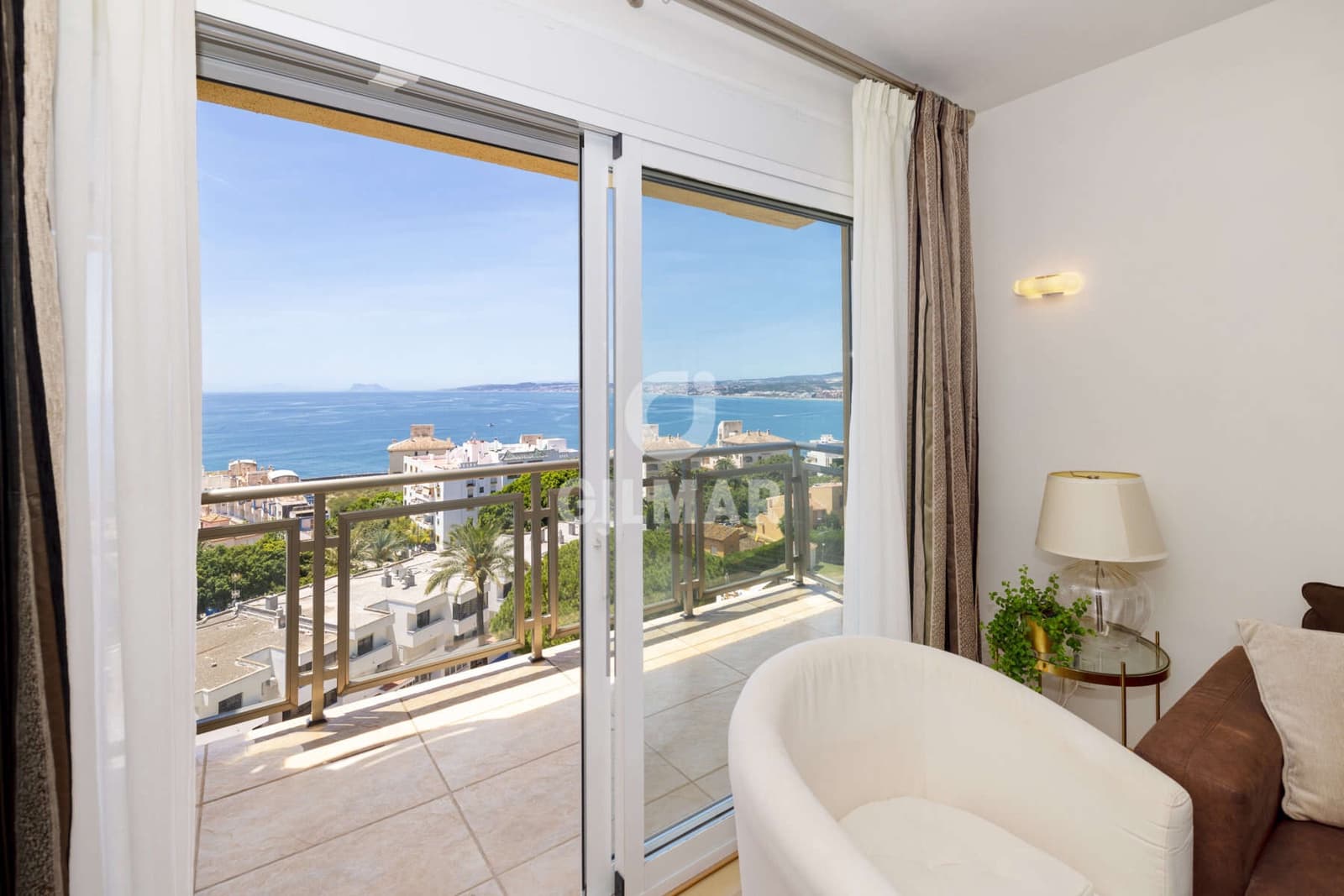 Piso de 3 habitaciones en Estepona en venta con piscina - 1.050.000 € (Ref: 9855945)
