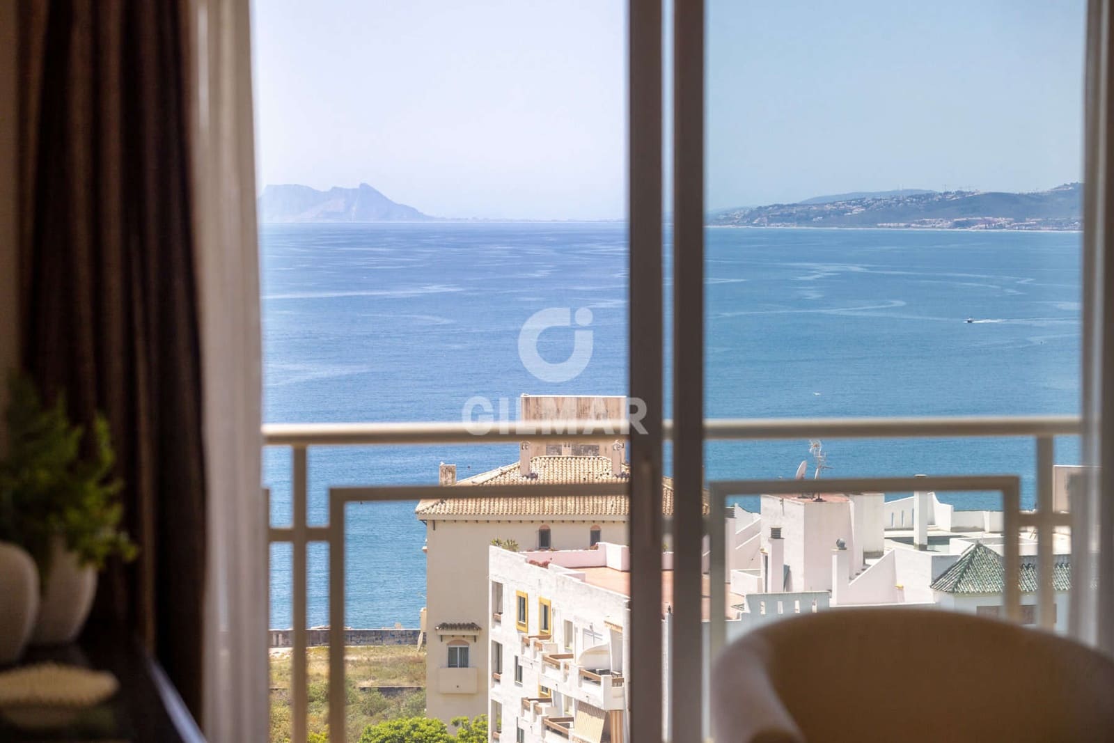 Piso de 3 habitaciones en Estepona en venta con piscina - 1.050.000 € (Ref: 9855945)