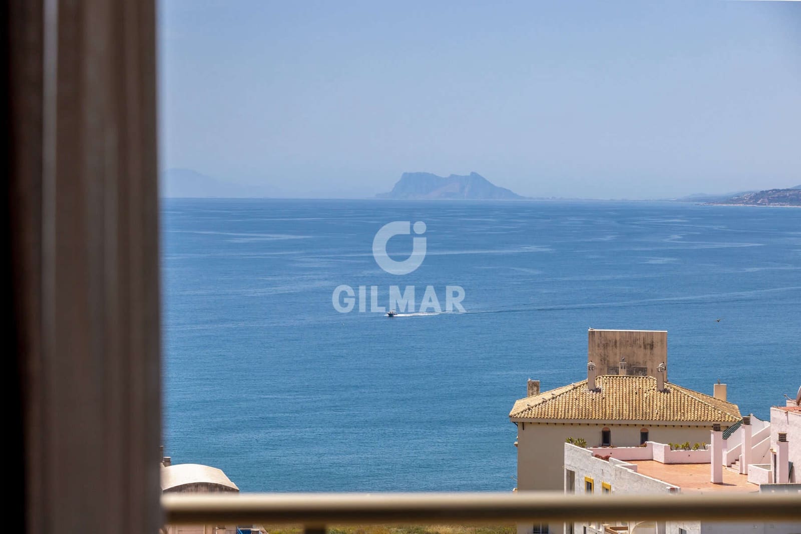 Piso de 3 habitaciones en Estepona en venta con piscina - 1.050.000 € (Ref: 9855945)