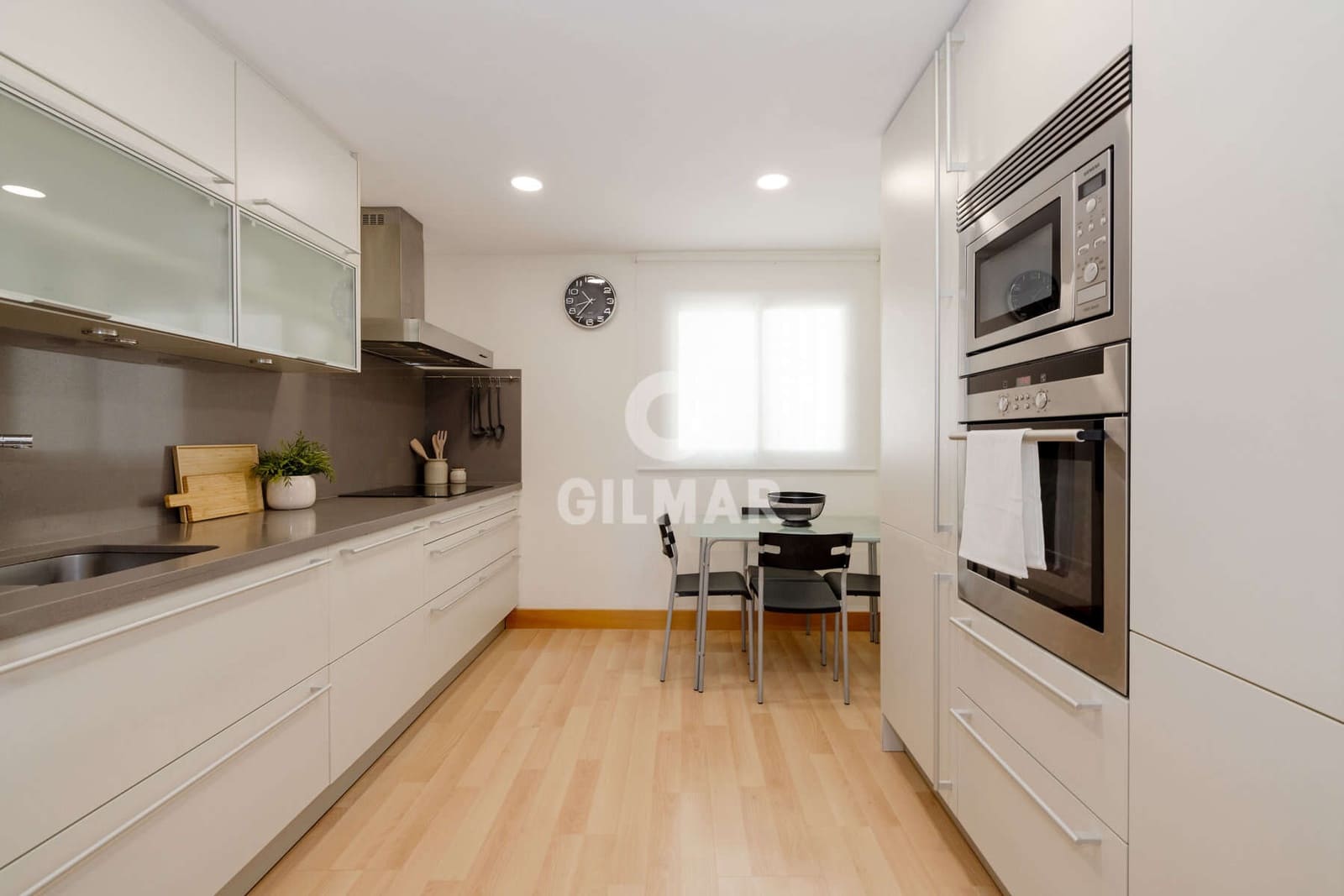 Piso de 3 habitaciones en Estepona en venta con piscina - 1.050.000 € (Ref: 9855945)
