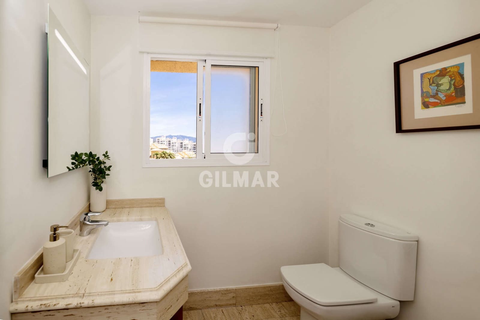 Piso de 3 habitaciones en Estepona en venta con piscina - 1.050.000 € (Ref: 9855945)