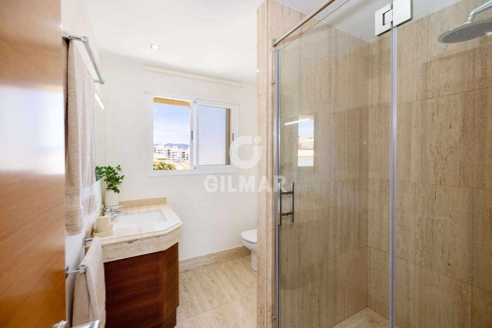 Piso de 3 habitaciones en Estepona en venta con piscina - 1.050.000 € (Ref: 9855945)