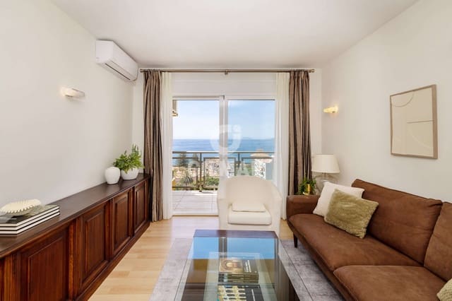 Piso de 3 habitaciones en Puerto de Estepona, Estepona en venta con piscina - 1.050.000 € (Ref: 9855945)