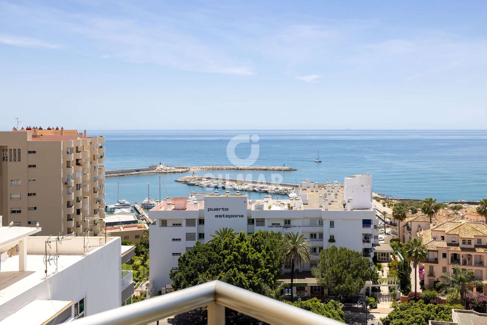 Piso de 3 habitaciones en Estepona en venta con piscina - 1.050.000 € (Ref: 9855945)
