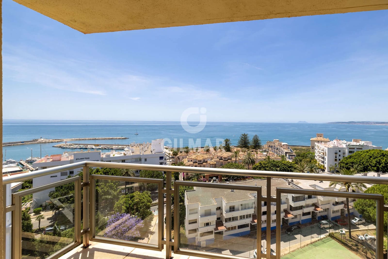 Piso de 3 habitaciones en Estepona en venta con piscina - 1.050.000 € (Ref: 9855945)