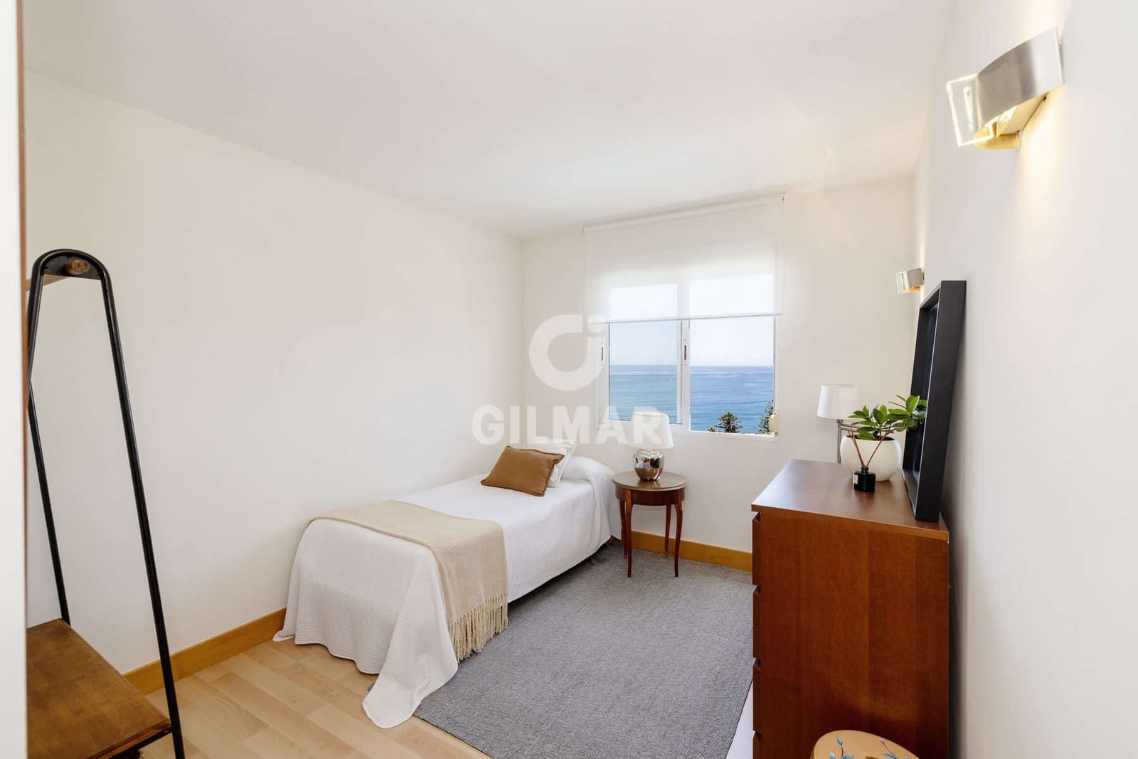 Piso de 3 habitaciones en Estepona en venta con piscina - 1.050.000 € (Ref: 9855945)