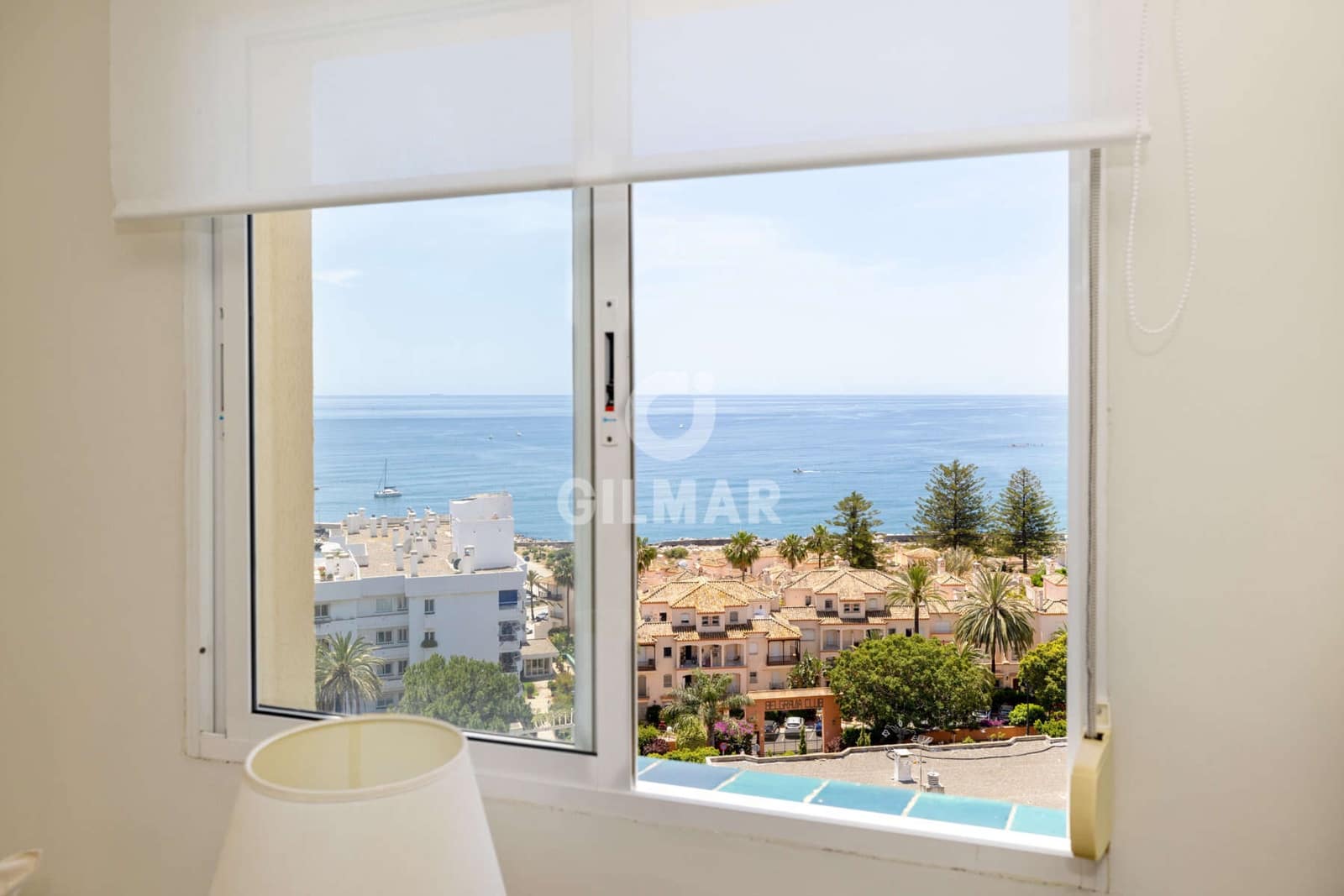 Piso de 3 habitaciones en Estepona en venta con piscina - 1.050.000 € (Ref: 9855945)