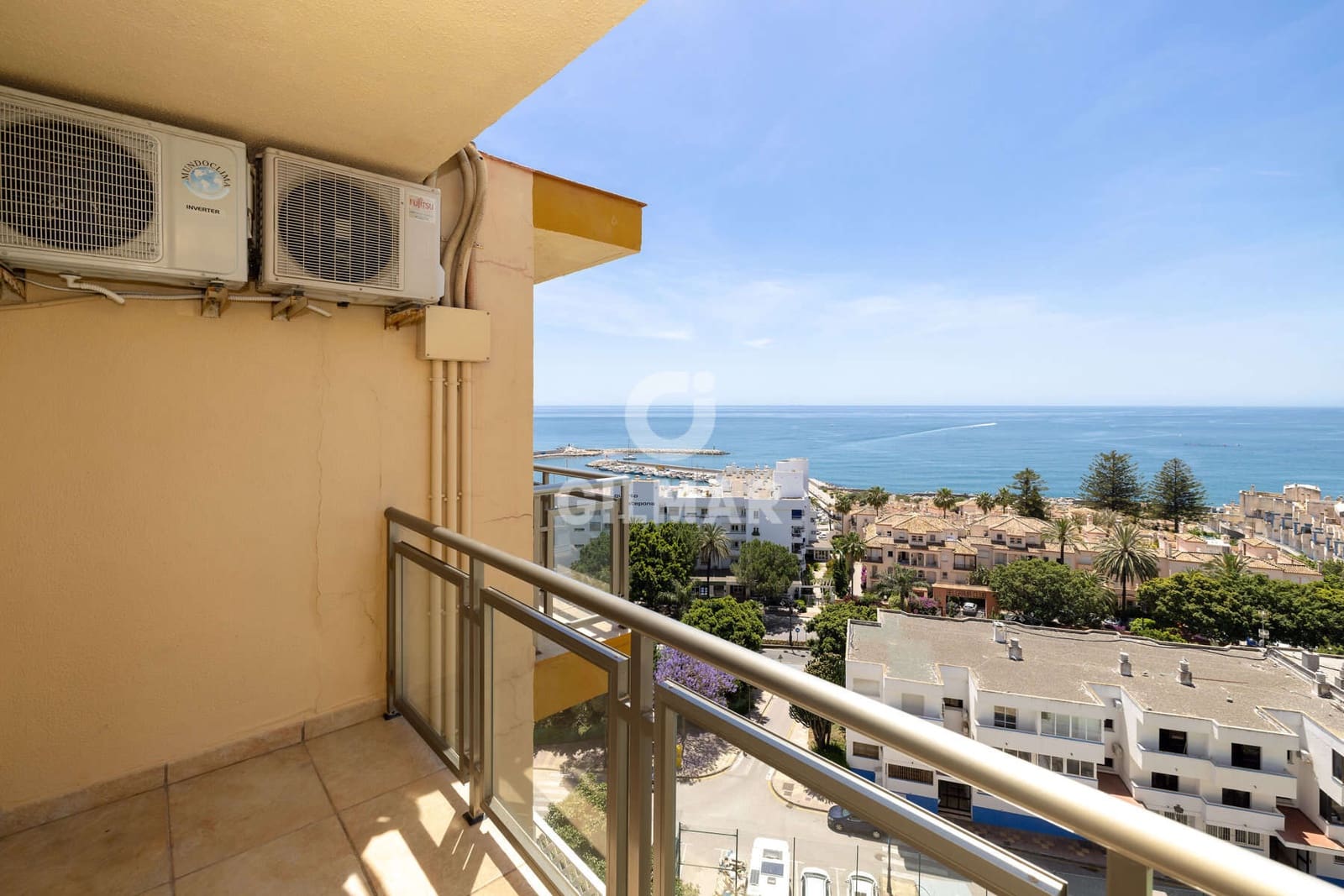Piso de 3 habitaciones en Estepona en venta con piscina - 1.050.000 € (Ref: 9855945)