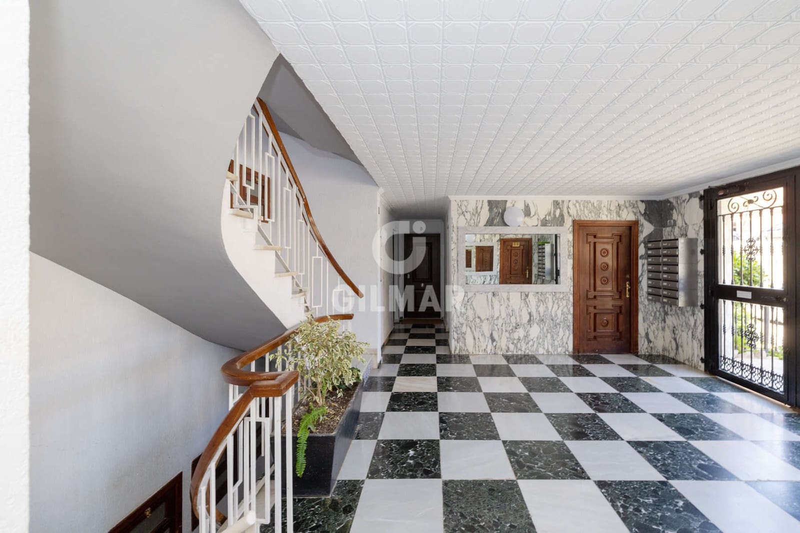 Piso de 3 habitaciones en Estepona en venta con piscina - 1.050.000 € (Ref: 9855945)