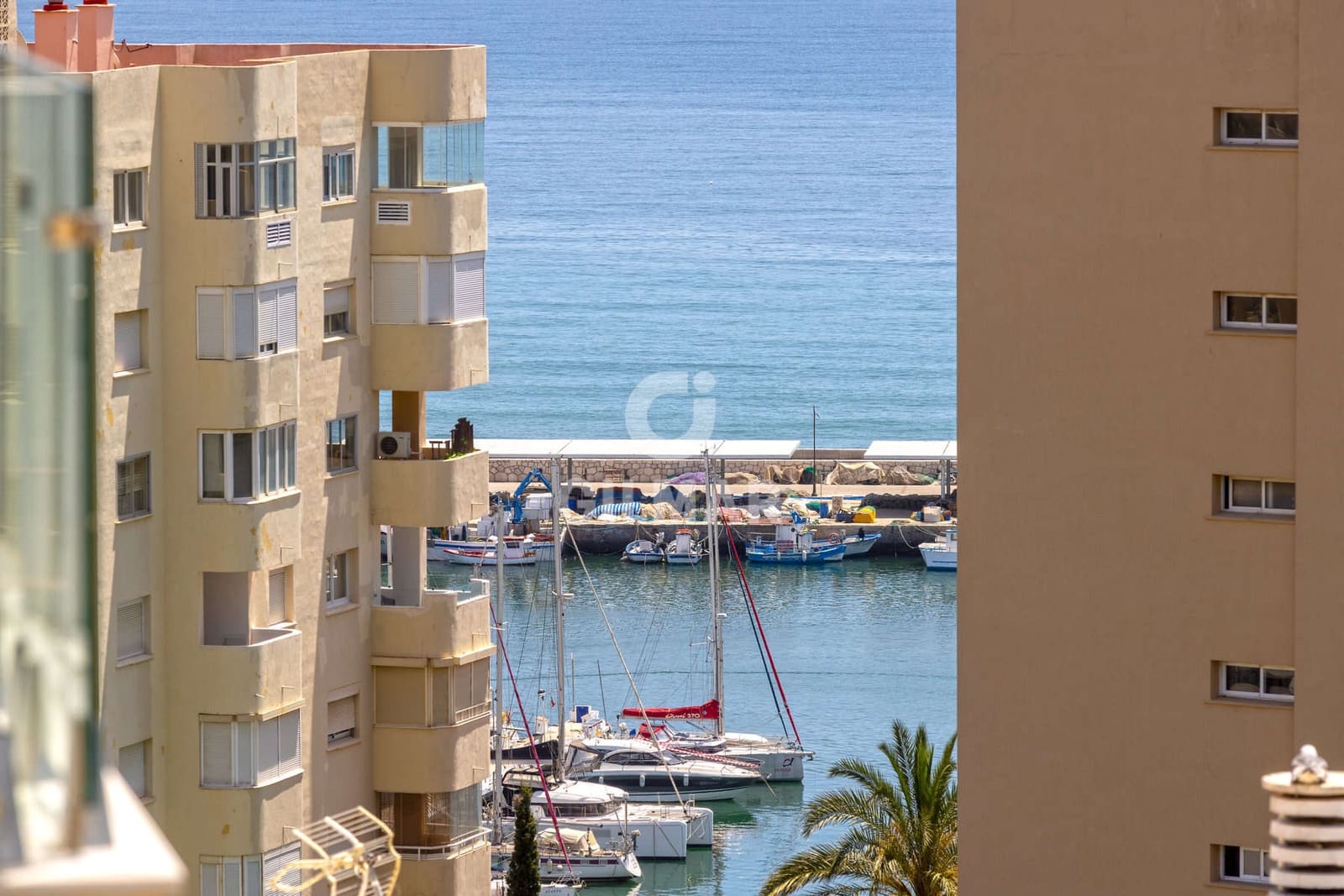 Piso de 3 habitaciones en Estepona en venta con piscina - 1.050.000 € (Ref: 9855945)