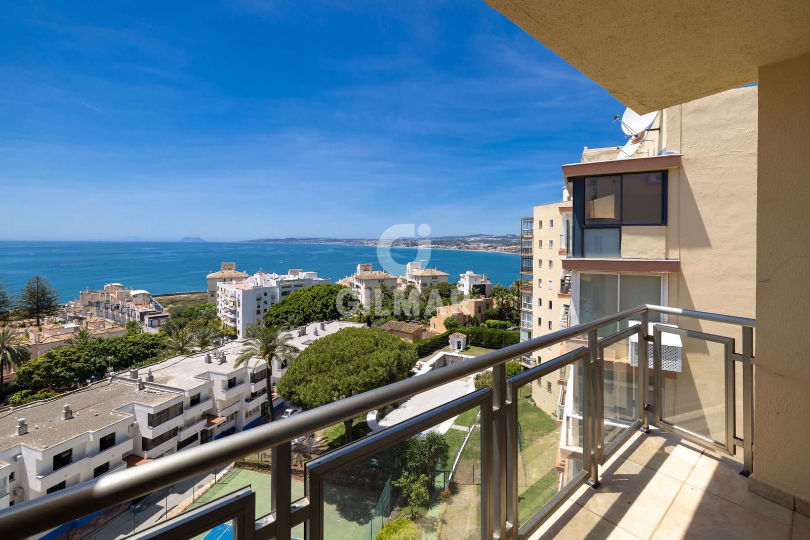 Piso de 3 habitaciones en Estepona en venta con piscina - 1.050.000 € (Ref: 9855945)