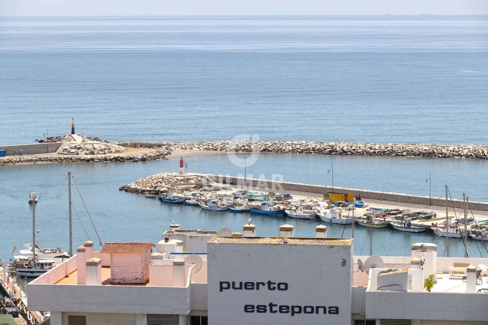 Piso de 3 habitaciones en Estepona en venta con piscina - 1.050.000 € (Ref: 9855945)
