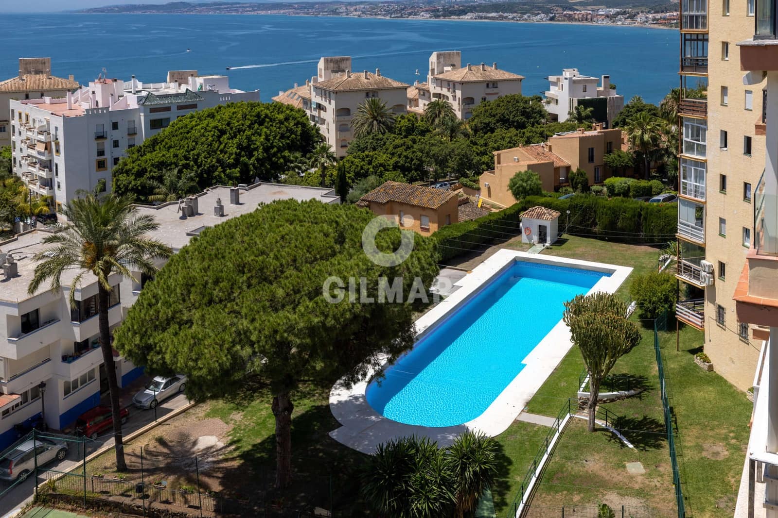 Piso de 3 habitaciones en Estepona en venta con piscina - 1.050.000 € (Ref: 9855945)
