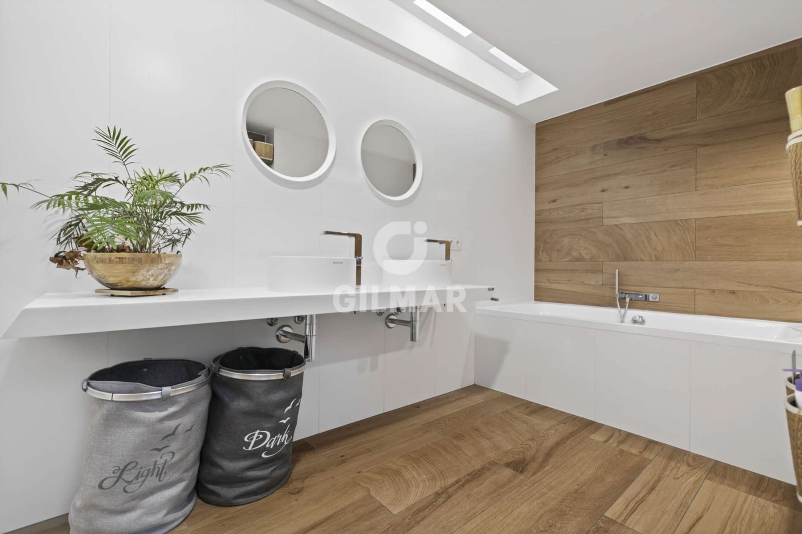4 soverom Rekkehus til salgs i Sevilla by med svømmebasseng garasje - € 849 000 (Ref: 9858702)