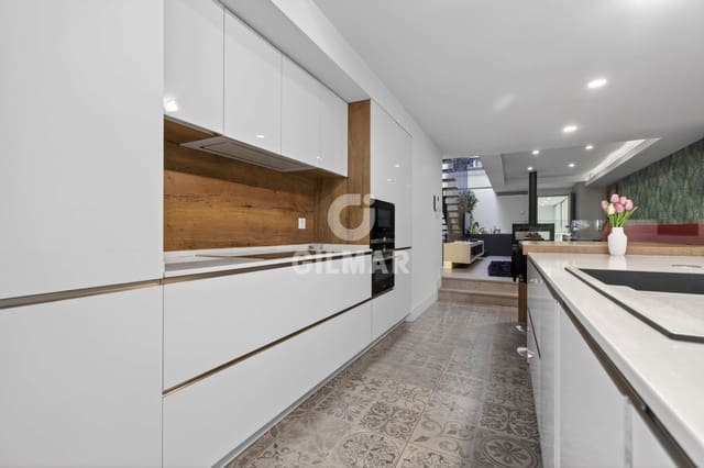 4 soverom Rekkehus til salgs i Ciudad Jardín, Sevilla by med svømmebasseng garasje - € 849 000 (Ref: 9858702)
