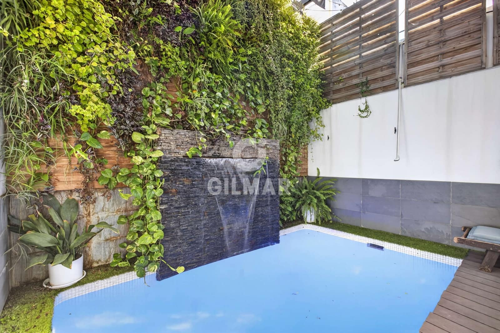 4 soverom Rekkehus til salgs i Sevilla by med svømmebasseng garasje - € 849 000 (Ref: 9858702)