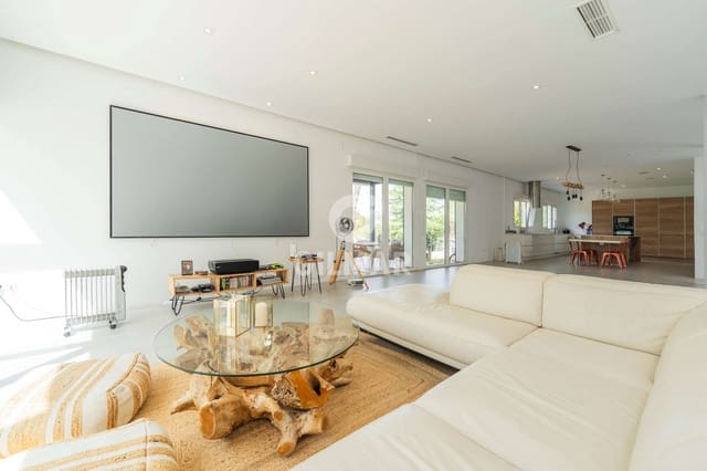 5 makuuhuone Huvila myytävänä paikassa San Sebastián de los Reyes mukana uima-altaan 
autotalli - 2 100 000 € (Ref: 9883599)