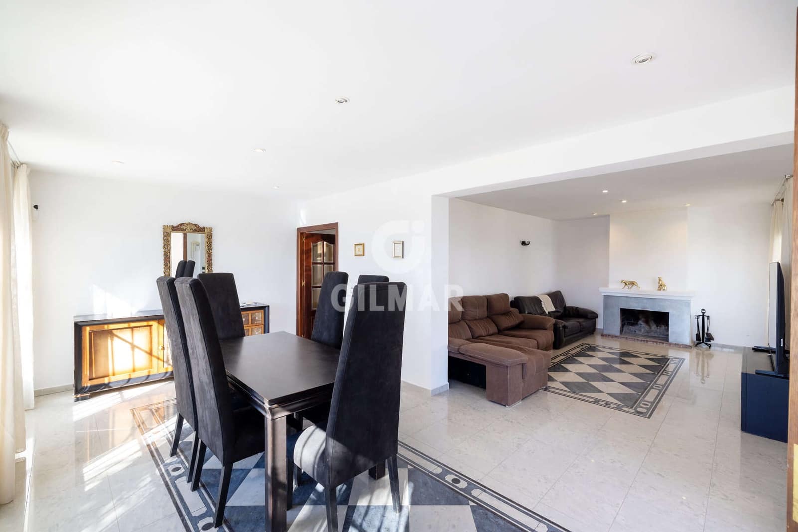 4 sypialnia Willa na sprzedaż w Estepona z basenem garażem - 1 000 000 € (Ref: 9885176)