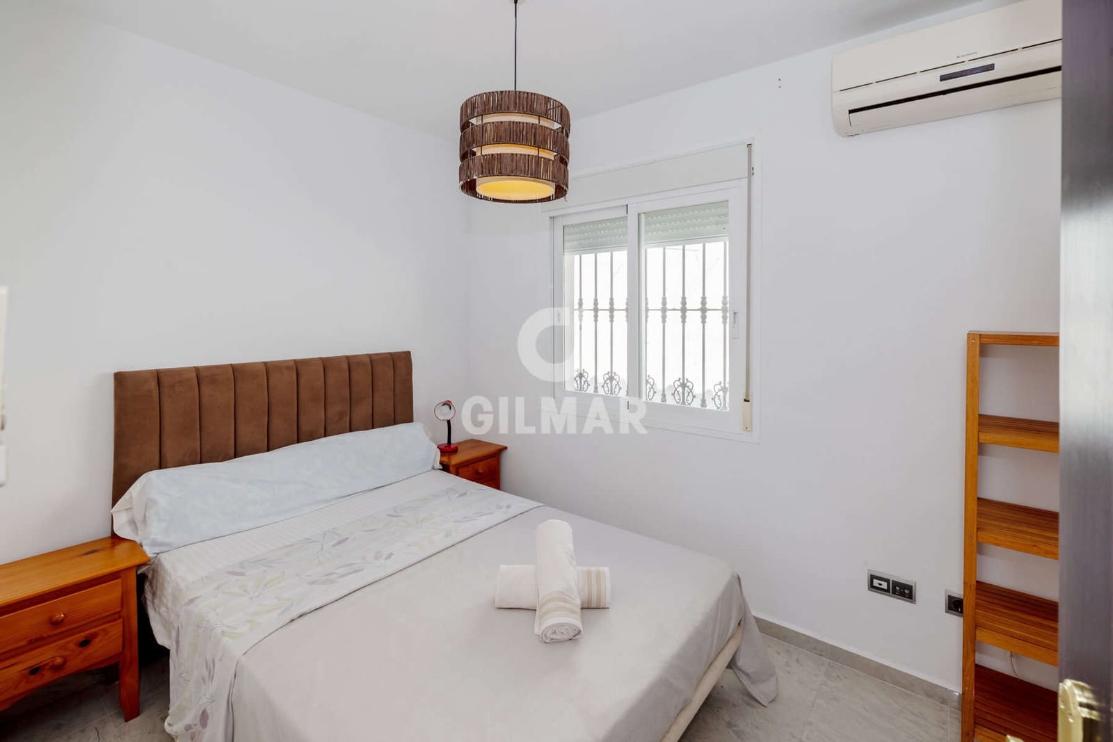 4 sypialnia Willa na sprzedaż w Estepona z basenem garażem - 1 000 000 € (Ref: 9885176)