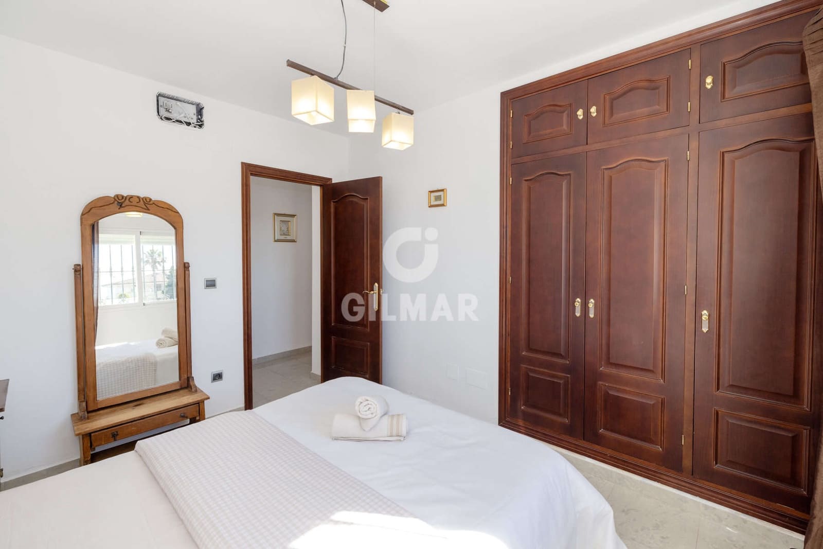 4 sypialnia Willa na sprzedaż w Estepona z basenem garażem - 1 000 000 € (Ref: 9885176)