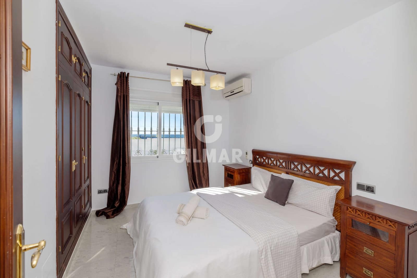 4 sypialnia Willa na sprzedaż w Estepona z basenem garażem - 1 000 000 € (Ref: 9885176)