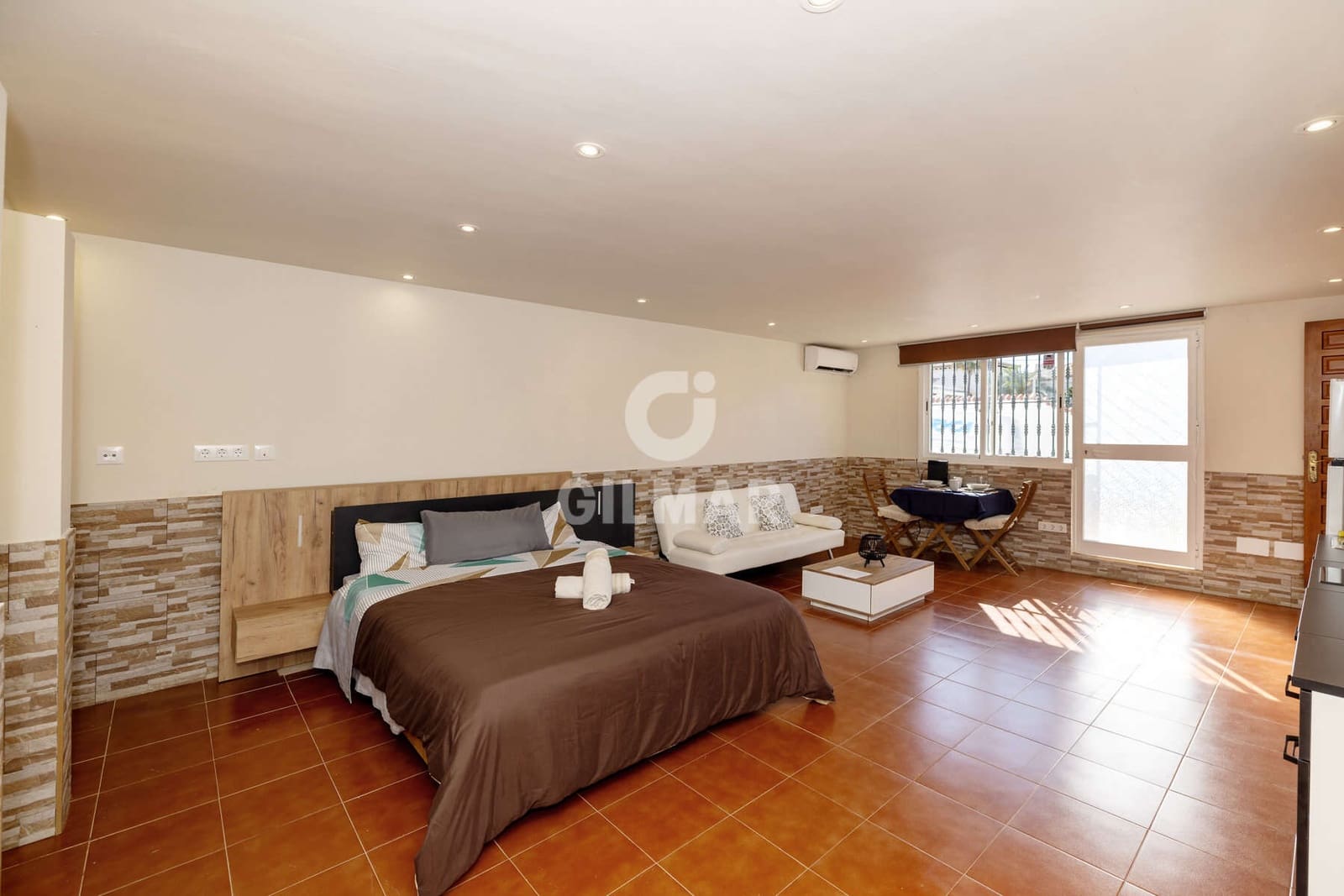 4 sypialnia Willa na sprzedaż w Estepona z basenem garażem - 1 000 000 € (Ref: 9885176)
