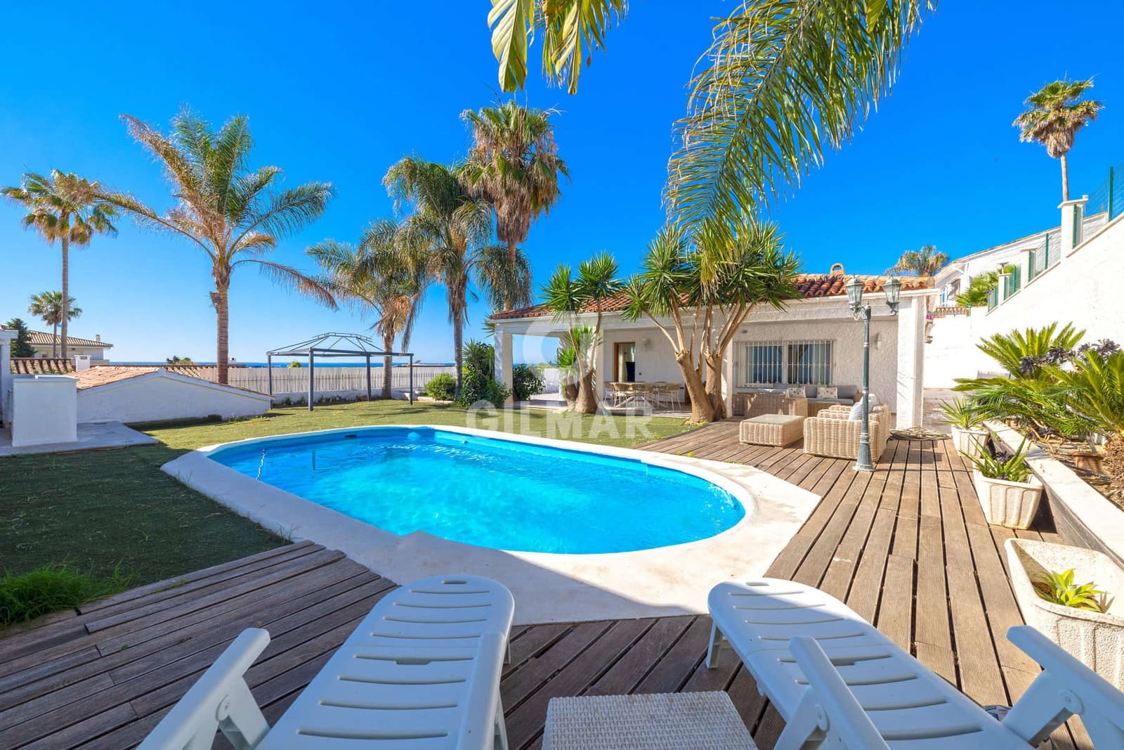 4 sypialnia Willa na sprzedaż w Estepona z basenem garażem - 1 000 000 € (Ref: 9885176)