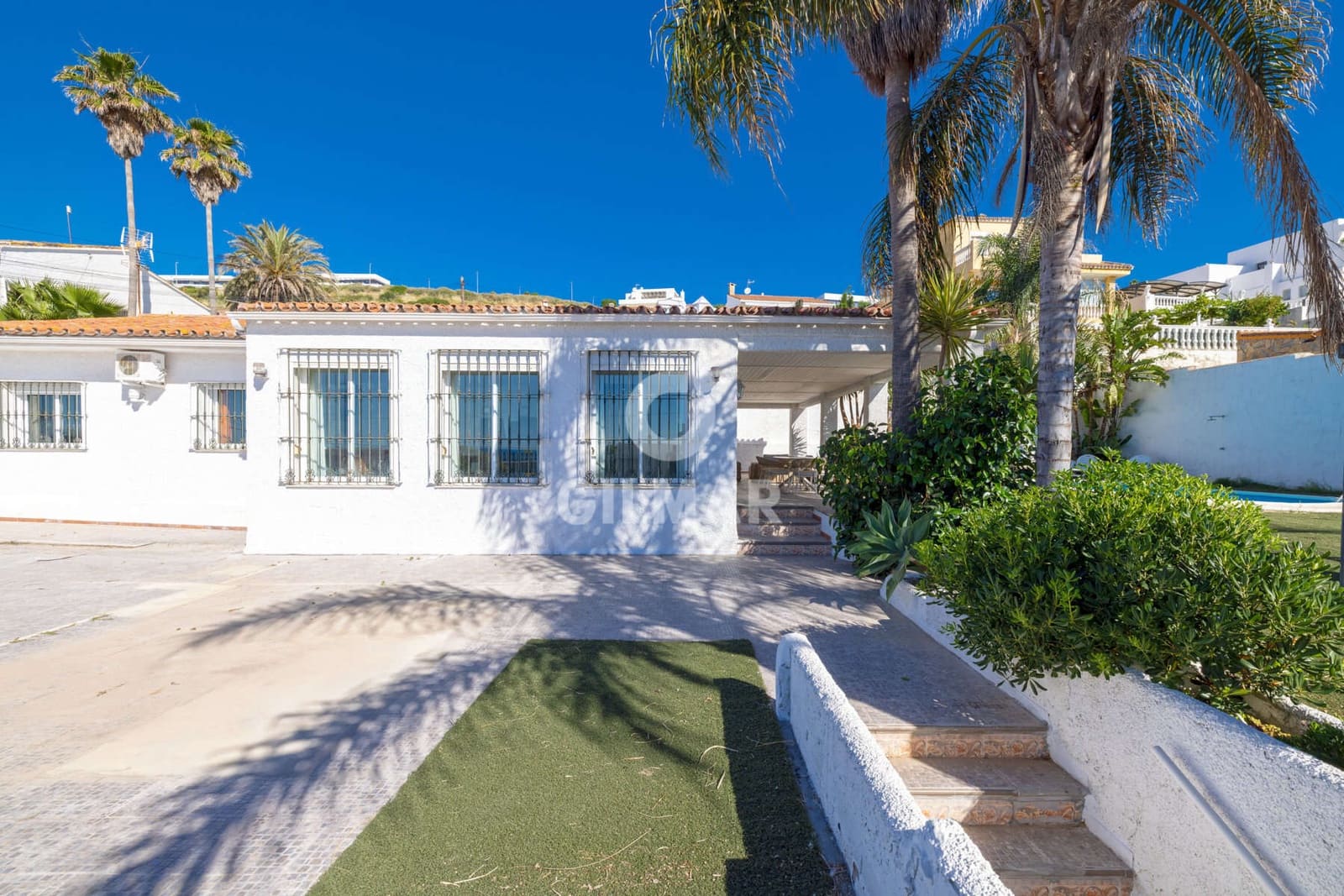 4 sypialnia Willa na sprzedaż w Estepona z basenem garażem - 1 000 000 € (Ref: 9885176)