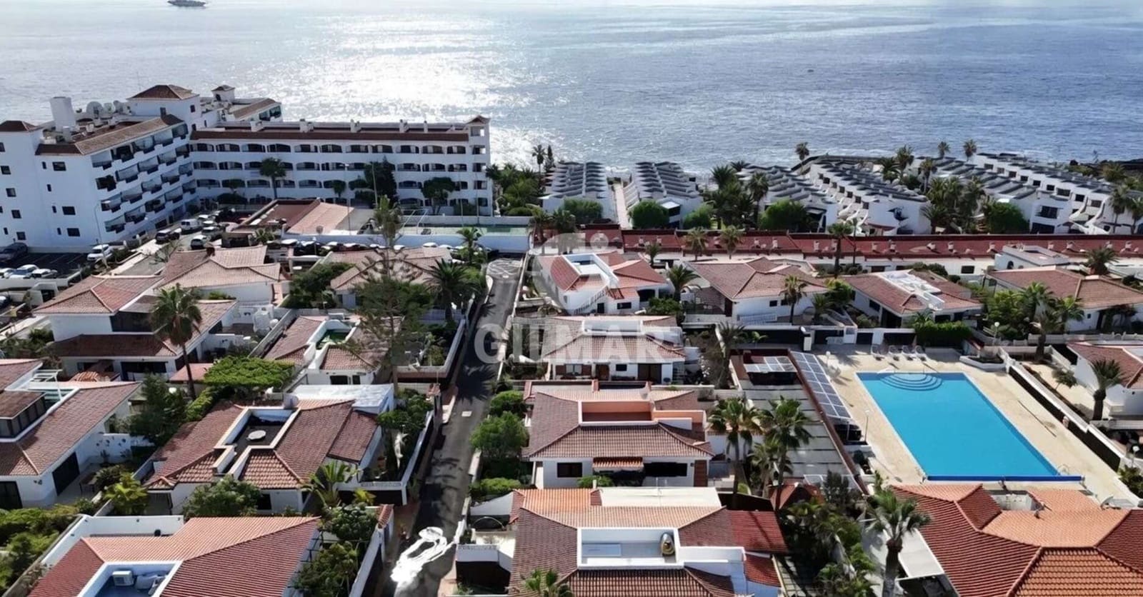 Chalet de 3 habitaciones en Costa del Silencio en venta con piscina garaje - 670.000 € (Ref: 9890983)