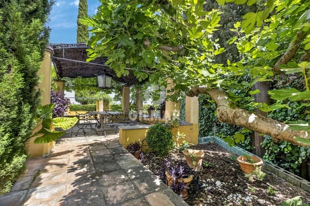 Chalet de 4 habitaciones en Tomares en venta con piscina garaje - 925.000 € (Ref: 9906696)