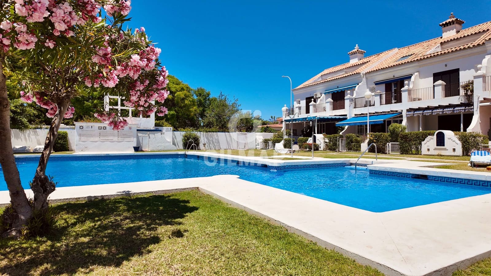 4 slaapkamer Rijtjeshuis te koop in Fuengirola met zwembad - € 690.000 (Ref: 9921514)