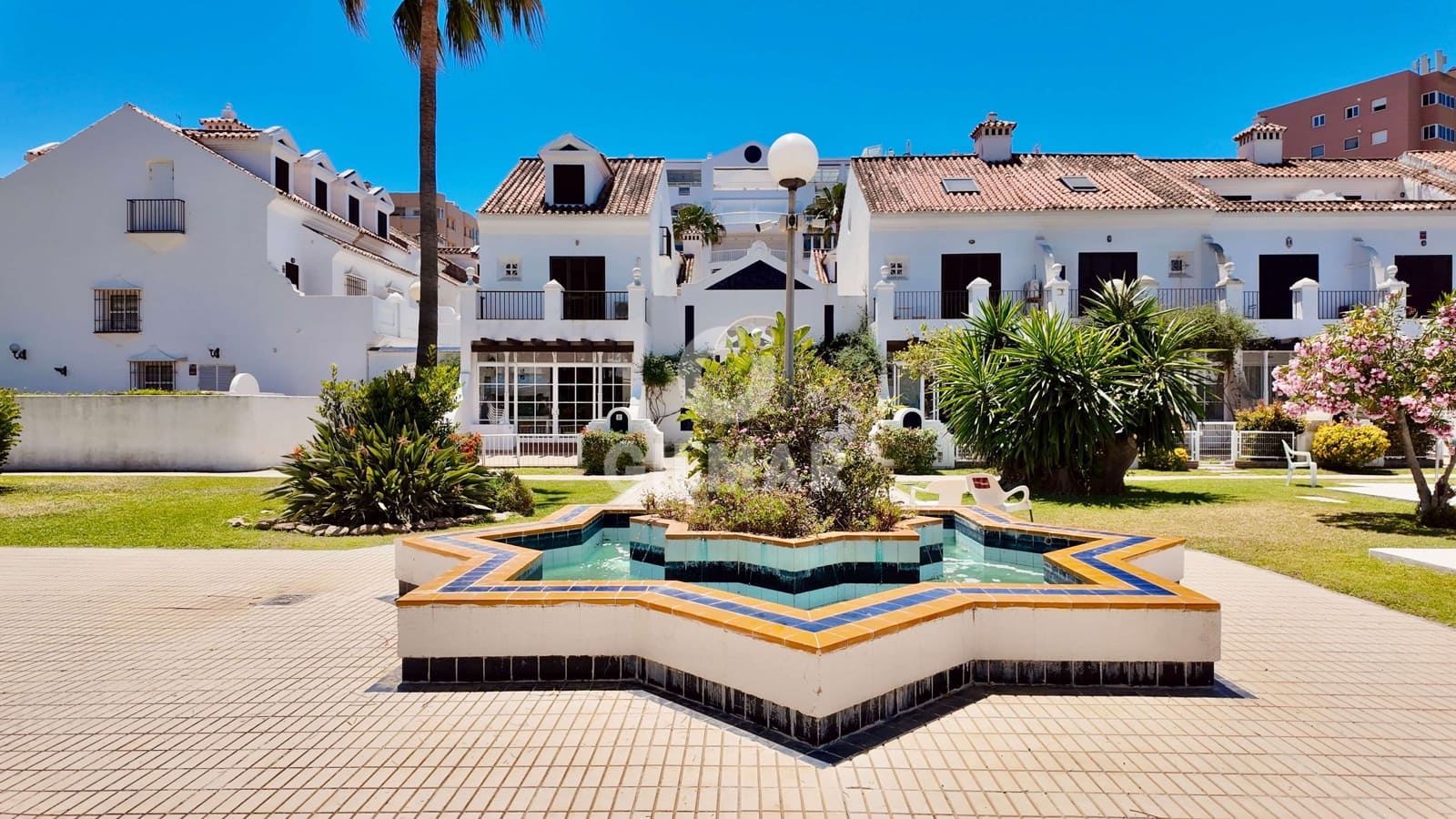 4 slaapkamer Rijtjeshuis te koop in Fuengirola met zwembad - € 690.000 (Ref: 9921514)