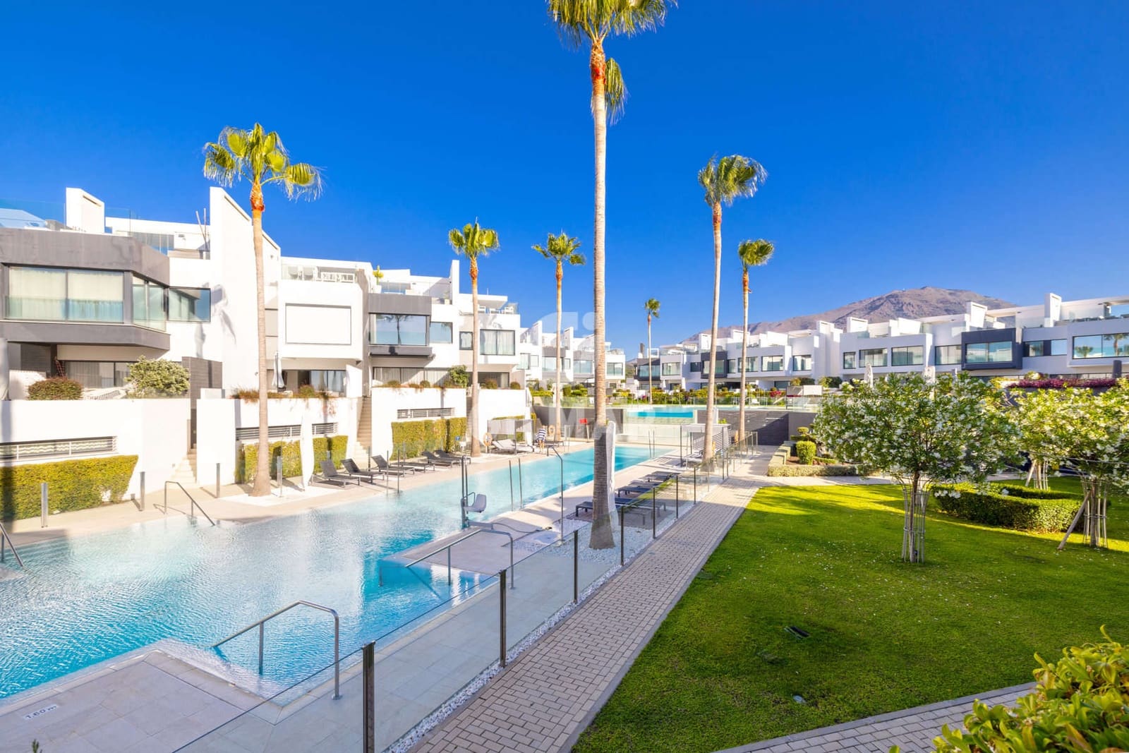 4 camera da letto Villetta Bifamiliare in vendita in Estepona con piscina garage - 3.690.000 € (Rif: 9922889)