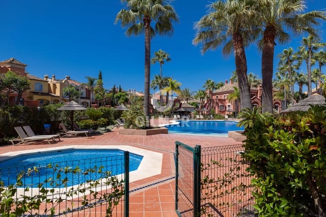 2 makuuhuone Asunto myytävänä paikassa Nueva Andalucía Centro, Marbella mukana uima-altaan 
autotalli - 825 000 € (Ref: 9932417)