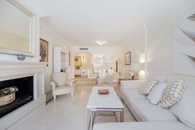 2 makuuhuone Asunto myytävänä paikassa Nueva Andalucía Centro, Marbella mukana uima-altaan 
autotalli - 825 000 € (Ref: 9932417)