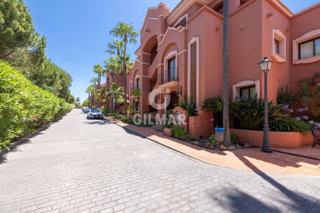 2 makuuhuone Asunto myytävänä paikassa Nueva Andalucía Centro, Marbella mukana uima-altaan 
autotalli - 825 000 € (Ref: 9932417)